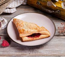 Слойка с малиной