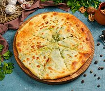 Пирог со шпинатом и сыром сулугуни