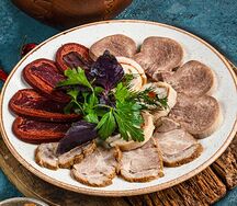 Тарелка мясных деликатесов 