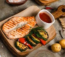 Стейк из лосося на гриле с овощами