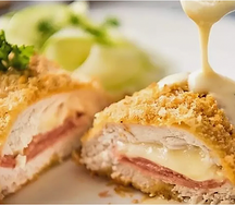 Рулет куриный с ветчиной и сыром в панировке