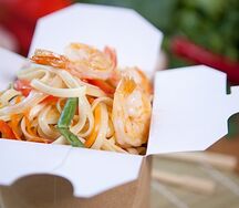 Вок с яичной лапшой и креветками