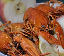 Вареные раки с яблоками и лимоном
