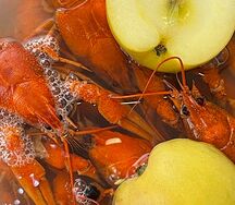 Вареные раки с яблоками и лимоном
