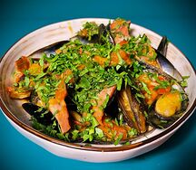 Мидии в пряном соусе с беконом