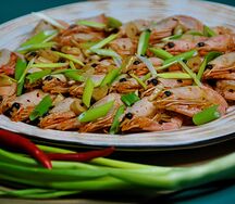 Креветки с зеленым луком