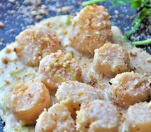 Гребешки в сливочном соусе с миндалем