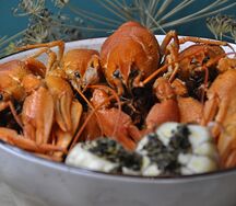 Вареные раки с укропом и чесноком