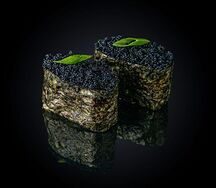 Гункан с черной тобико