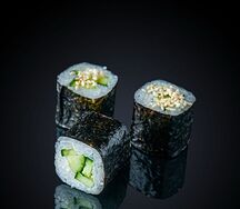 Мини-ролл с огурцом и кунжутом
