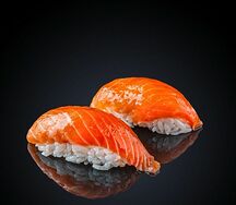 Суши с лососем