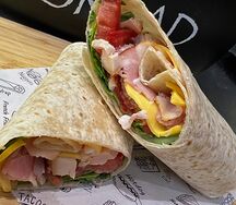 Ролл-тортилья с индейкой и беконом