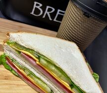 Кофе и сэндвич пшеничный с сыром и ветчиной