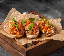 Брускетты с томатами