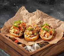 Брускетты с лососем