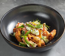 Салат с киноа, курицей, овощами и яйцом пашот