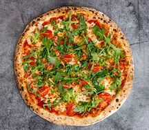 Пицца с томатами черри и рукколой