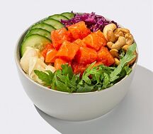 Поке с лососем в тобико