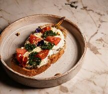 Брускетта с маринованным баклажаном и страчателлой