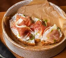 Брускетта с пармской ветчиной