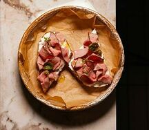 Брускетта с ростбифом