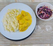 Куриные фрикадельки с рисом и витаминный салат