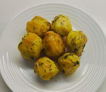Молодой картофель с укропом и чесноком
