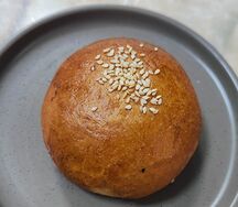 Пирожок с рисом, луком и яйцом