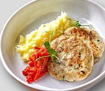 Котлеты из индейки и курицы с картофельным пюре и домашним лечо