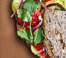 Сэндвич с хумусом и овощами гриль