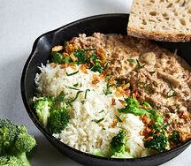 Бефстроганов со свежим рисом из цветной капусты и луком фри