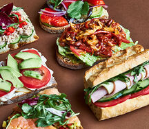 Сэндвич с лососем тартар