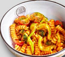 Паста овощная с кабачками и томатным соусом с базиликом
