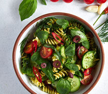 Салат с пастой фузилли и песто