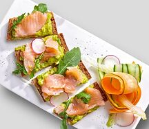 Тартин с лососем и авокадо