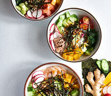 Поке с креветками и маринованным сладко-острым манго