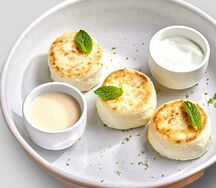 Сырники из фермерского творога с кокосовой сгущенкой и йогуртом