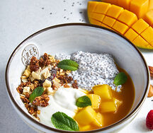 Чиа боул с манговым соусом, йогуртом и гранолой