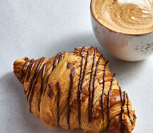 Круассан с шоколадной пастой