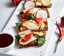 Теплый тартин с индейкой и соусом BBQ