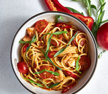 Спагетти с креветками в томатном соусе