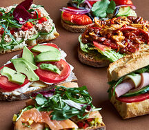 Сэндвич с индейкой и соусом песто