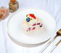 Меренговый рулет с ягодами