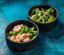 Креветки с рисом и зелёными овощами и салат из огурцов