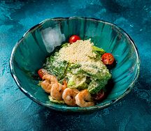 Салат с тигровыми креветками, романо и томатами черри