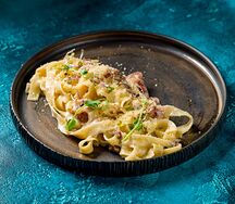 Феттуччине с беконом и пармезаном