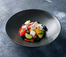 Салат из свежих овощей с сыром фета и маслинами