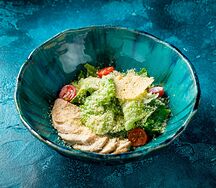 Салат с куриной грудкой, романо и томатами черри