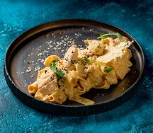 Феттуччине с лососем и соусом том ям