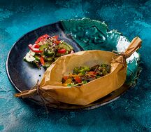 Запеченный лосось с брокколи и перцем, овощной салат